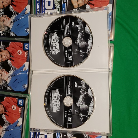 Space 1999 30th Anniversary Edition 17 DVD Box Set - Picture 4 of 6